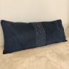 Coussin ethnique bleu nuit et écru - 30x70cm - VELOURS GRAIN par Amadeus