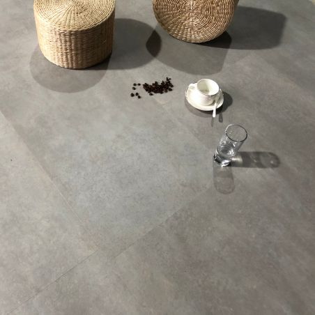 Sol Vinyle/PVC - Dalle clipsable - carrelage gris clair PACIFIC LIMESTONE GREY - Rigicore click 5.5 par Contesse Sol Vinyle/PVC - Dalle clipsable - carrelage gris clair PACIFIC LIMESTONE GREY - Rigicore click 5.5 par Contesse
