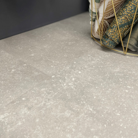 Sol Vinyle/PVC - Dalle clipsable - Carrelage gris clair minéral MOON STONE - Viktor par Balterio Sol Vinyle/PVC - Dalle clipsable - Carrelage gris clair minéral MOON STONE - Viktor par Balterio