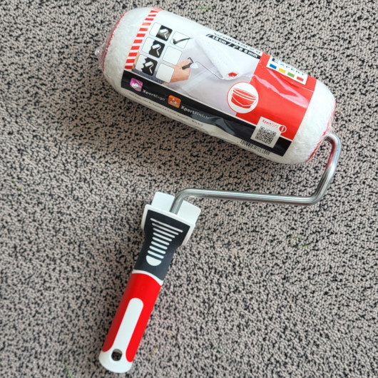 Rouleau à peinture et...