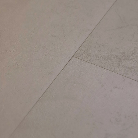 Sol Vinyle/PVC - Dalle clipsable - Béton gris taupe minéral AMBIENT RIGID CLICK MINIMAL TAUPE - Livyn par Quick Step