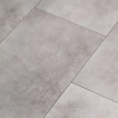 Sol Vinyle/PVC - Dalle clipsable - Carrelage gris clair, effet béton ELBA - Aquablue par Sol Color Sol Vinyle/PVC - Dalle clipsable - Carrelage gris clair, effet béton ELBA - Aquablue par Sol Color