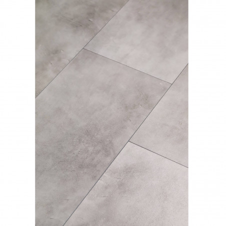 Sol Vinyle/PVC - Dalle clipsable - Carrelage gris clair, effet béton ELBA - Aquablue par Sol Color Sol Vinyle/PVC - Dalle clipsable - Carrelage gris clair, effet béton ELBA - Aquablue par Sol Color