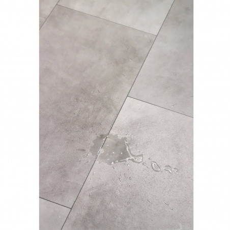 Sol Vinyle/PVC - Dalle clipsable - Carrelage gris clair, effet béton ELBA - Aquablue par Sol Color Sol Vinyle/PVC - Dalle clipsable - Carrelage gris clair, effet béton ELBA - Aquablue par Sol Color