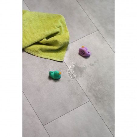 Sol Vinyle/PVC - Dalle clipsable - Carrelage gris clair, effet béton ELBA - Aquablue par Sol Color Sol Vinyle/PVC - Dalle clipsable - Carrelage gris clair, effet béton ELBA - Aquablue par Sol Color