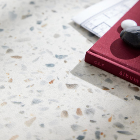 Sol Vinyle/PVC - 4m - terrazzo gris, bleu et terracotta MAIRA 525 - Superior Alegria par IVC
