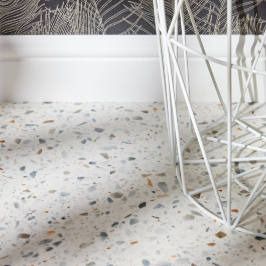 Sol Vinyle/PVC - 4m - terrazzo gris, bleu et terracotta MAIRA 525 - Superior Alegria par IVC