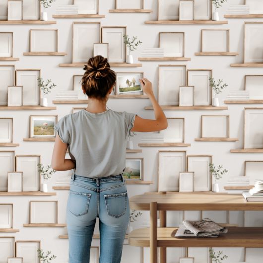 Papier peint vinyle sur intissé trompe l'œil beige et blanc CADRES SUR ETAGERES - Illusion par Ugepa - m89207