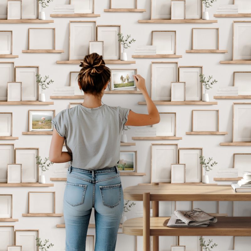 Papier peint vinyle sur intissé trompe l'œil beige et blanc CADRES SUR ETAGERES - Illusion par Ugepa - m89207