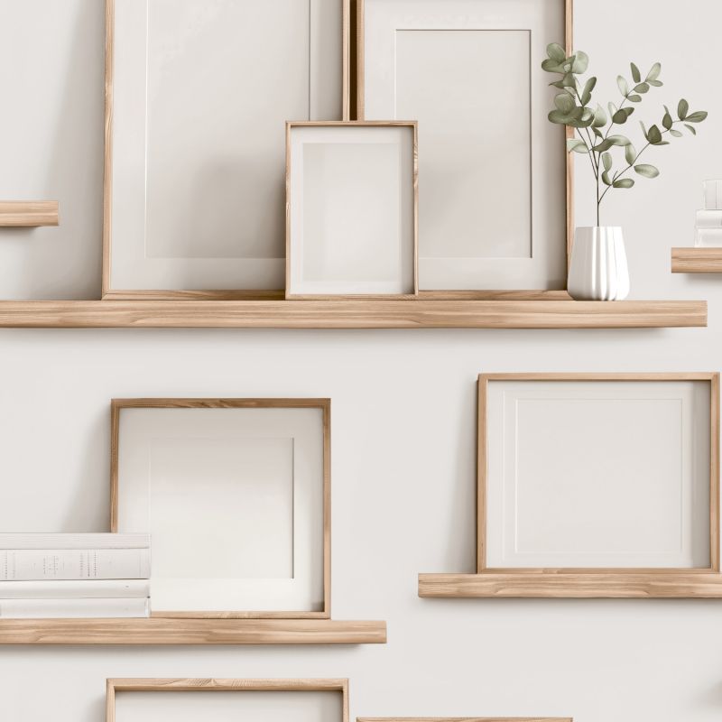 Papier peint vinyle sur intissé trompe l'œil beige et blanc CADRES SUR ETAGERES - Illusion par Ugepa - m89207
