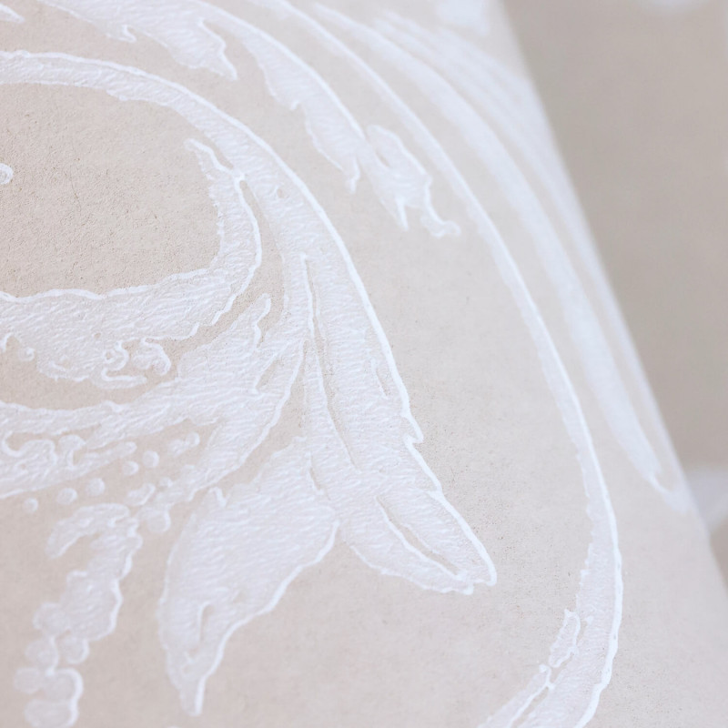 Papier peint intissé baroque blanc TRIANON - Montsegur par Casadeco - 86021218