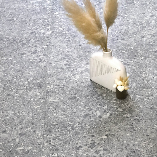 Sol Vinyle/PVC - 4m - carrelage terrazzo et gris moucheté CALICHE 594 Essential Vigan par IVC