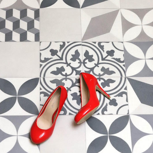 Sol Vinyle/PVC - 4m - carreaux de ciment gris et noir et fond greige FELIZ 592 Prestige Texmark par IVC