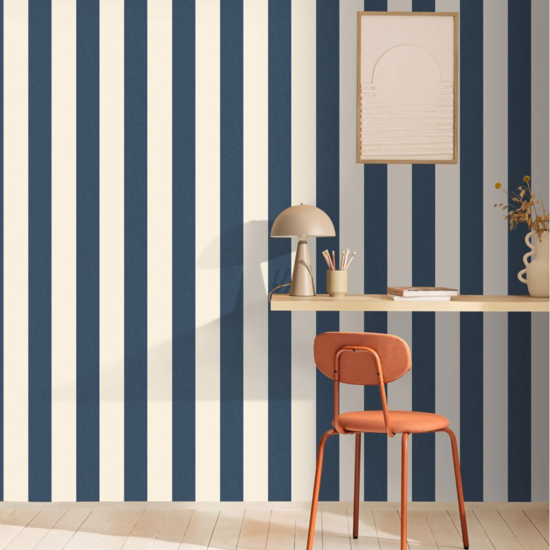 Papier peint vinyle sur intissé rayures bleu marine et blanc LINES - Basics par Caselio - 104046387